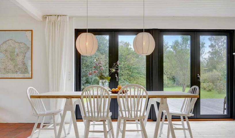 Ferieudlejning for 6 personer, med have og terrasse, børnevenlig i Dronningmølle