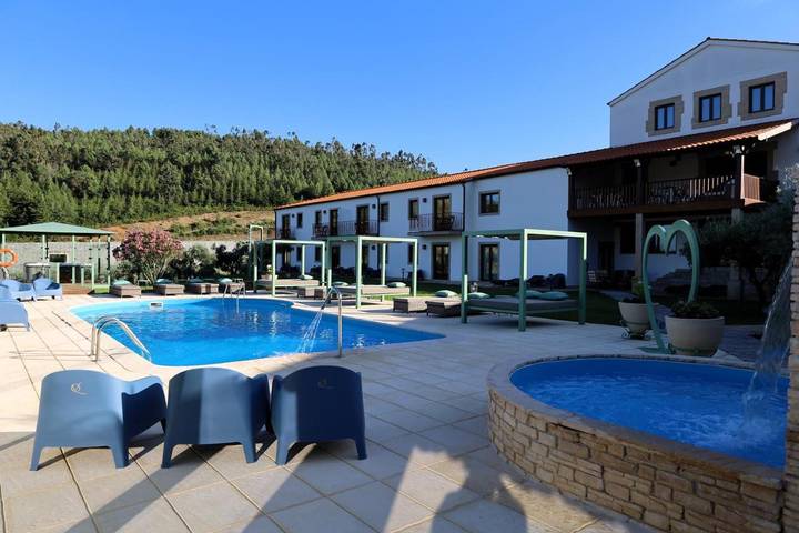 Casa de férias para 16 pessoas, com Terraço e Jacuzzi e ainda Jardim and Piscina em Vila Flor