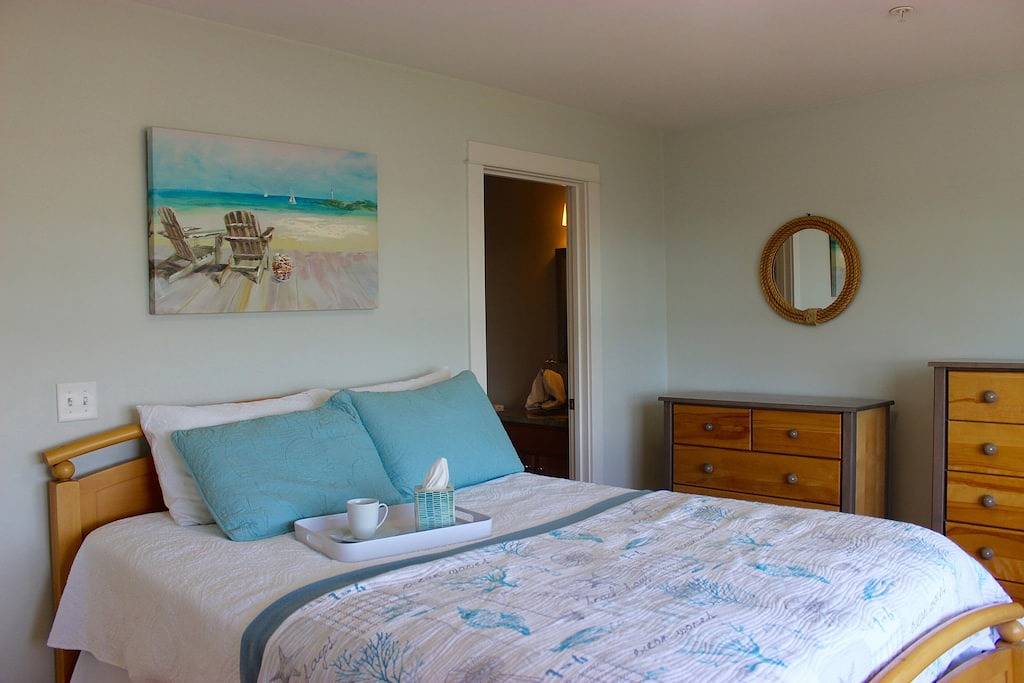 Wasseransichten von jedem Fenster! Spazieren Sie zum Strand von Salty Brine oder Sand Hill Cove! in Narragansett, Washington County (RI)