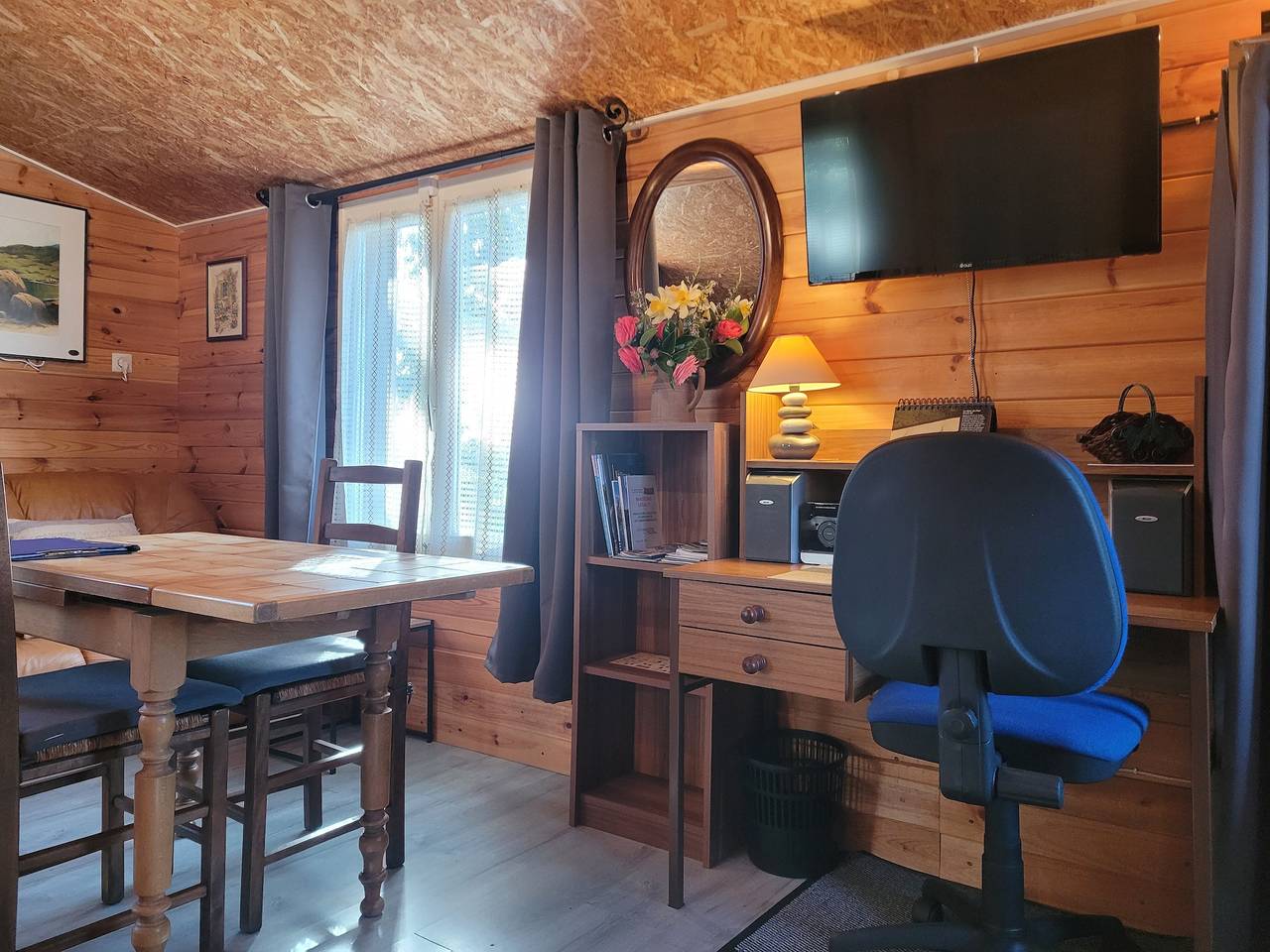 Chalet Mimosa  Gite Kerhars in Saint-Gilles-les-Bois, Région de Guingamp
