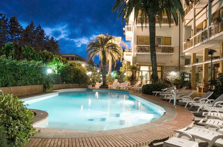 Hôtel pour 2 personnes, avec piscine et jacuzzi ainsi que sauna et jardin