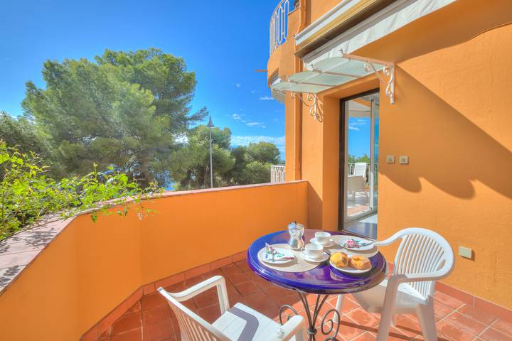 Gîte pour 2 personnes, avec piscine ainsi que vue sur l’océan et balcon à Cap-d'Ail - 4