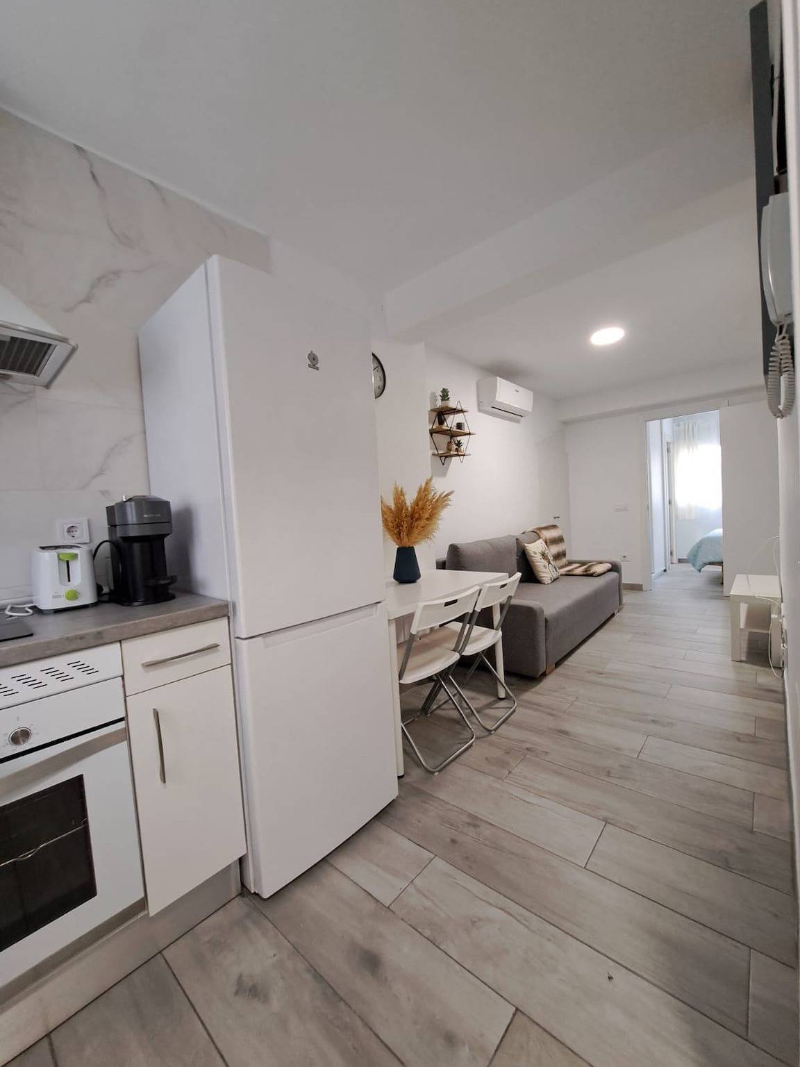Entire holiday apartment, Charming Apartment up to 4 persons 3 min to Metro in Fuencarral-El Pardo, Madrid