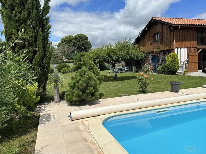 Location de vacances pour 2 personnes, avec piscine et jardin à Benquet