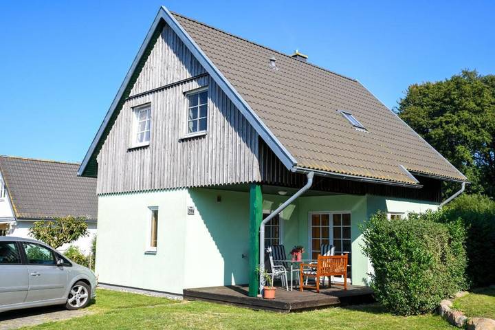 Ferienhaus für 14 Personen, mit Terrasse und Sauna sowie Garten und Seeblick, kinderfreundlich in Neubukow-Salzhaff