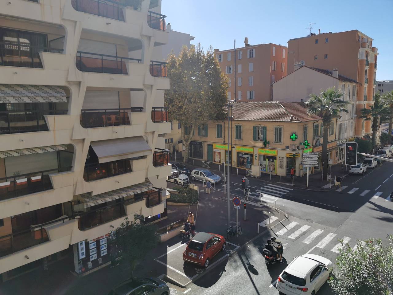 Monolocale intero, Studio centrale a Juan-les-Pins Sylvaplana con parcheggio in Antibes, Costa mediterranea (Francia)