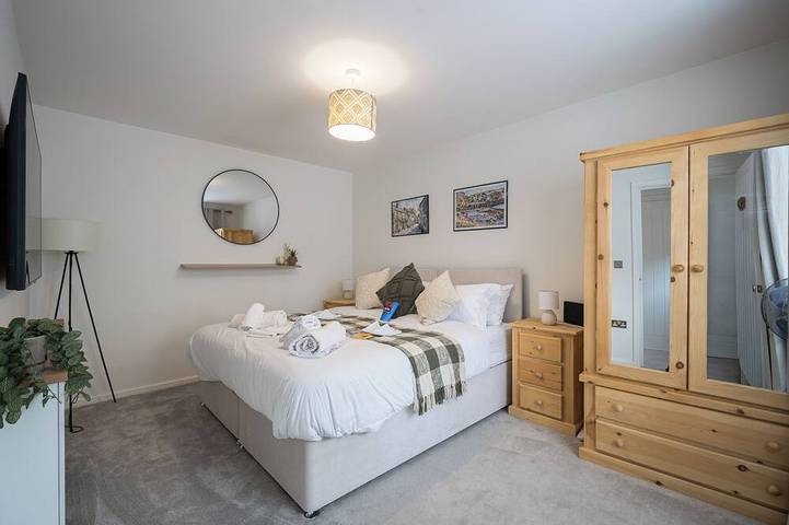 4 Bed House | Sleeps up to 8 | Parking & Garage | Contractor & Corporate Stays in Wakefield, Westliches Yorkshire