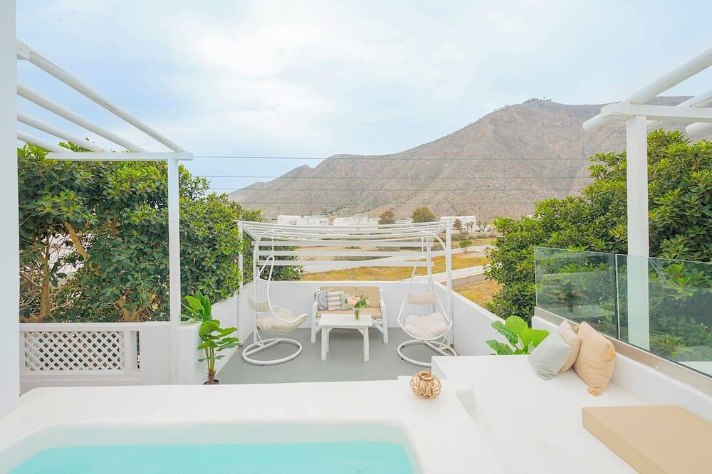 Apartamento entero, Luxury Two Bedroom Apartment with hot tub - L&E in Playa de Perivolos, Perissa