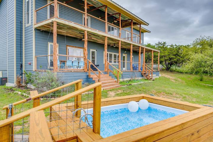 Vacation rental for 16 people, with balcony and lake view, kid friendly in Lake Buchanan