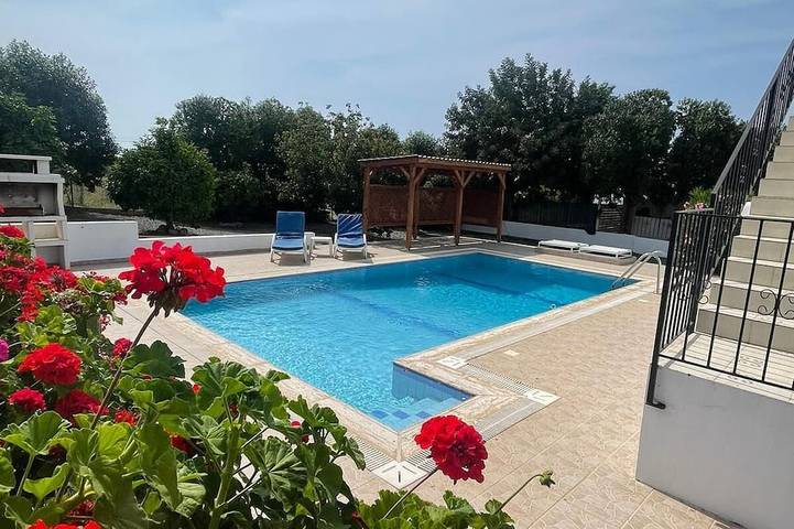 Bungalow für 4 Personen, mit Garten und Terrasse auf Zypern