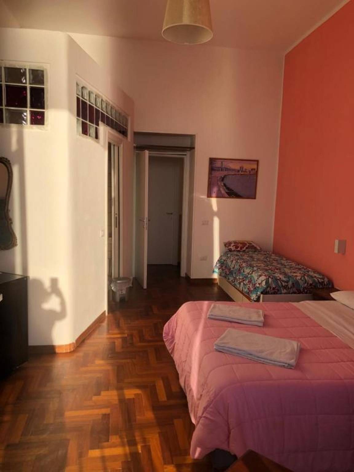 Bed and Breakfast 'Camera La Regina Del Mare' with Balcony, Wi-Fi and Air Conditioning in Naples, Naples Province