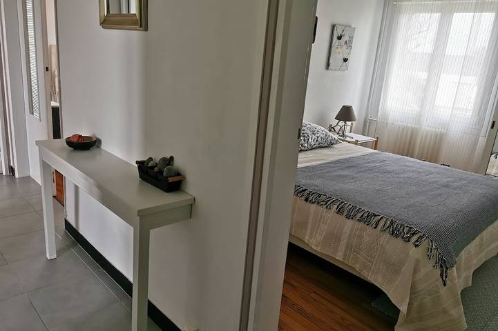 Gîte pour 2 personnes, avec terrasse ainsi que jardin et piscine dans Plage Pors Carn - 4