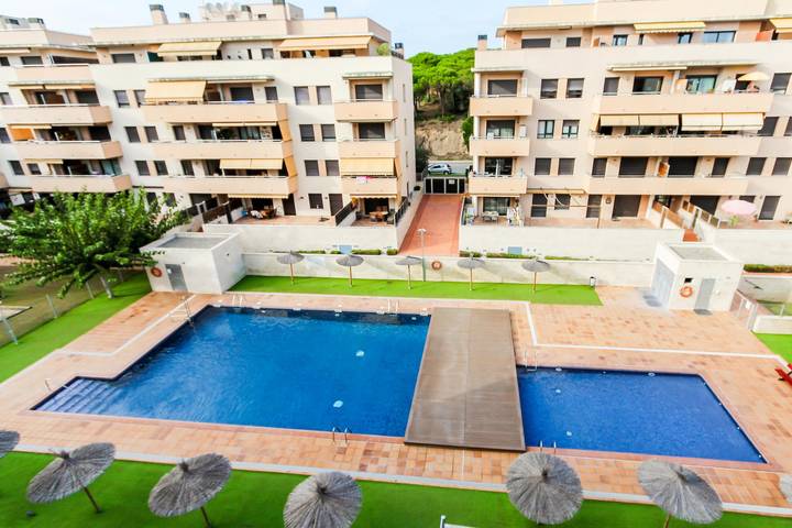 Casa de vacaciones para 6 personas, con vistas y piscina además de balcón y jardín en Fenals