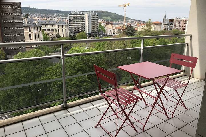Appartement entier, F1 with open view, 6m2 terrace, Wifi in Clermont-Ferrand, Parc naturel régional des Volcans d'Auvergne