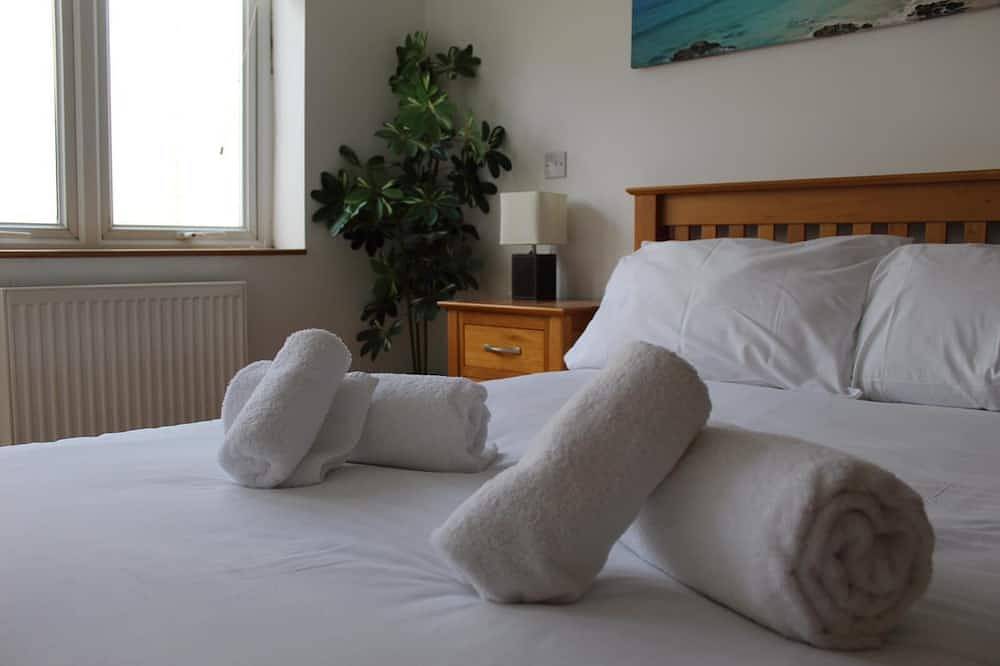 Fantastic Location!  2 min walk to \"Best Uk Beach\" Sunday Times.  Dog friendly in Porth, Newquay