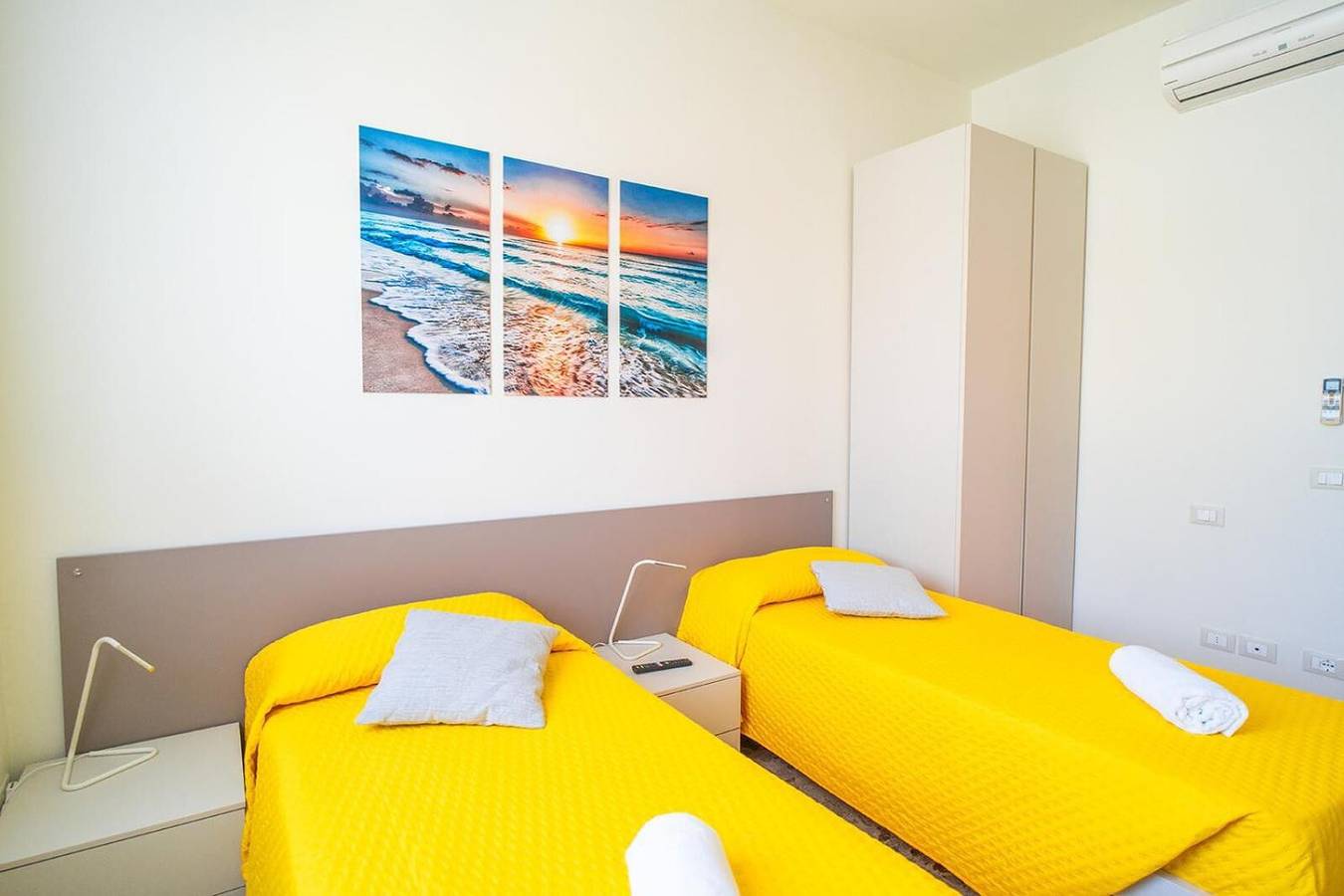 Entire apartment, Apartment 'Alloggio Gallinara' with Sea View, Wi-Fi and Air Conditioning in Albenga, Riviera di Ponente