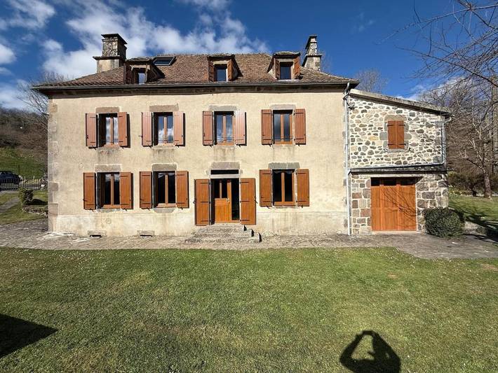 Location de vacances pour 14 personnes, avec vue ainsi que terrasse et jardin à Sainte-Eulalie (Cantal) - 2