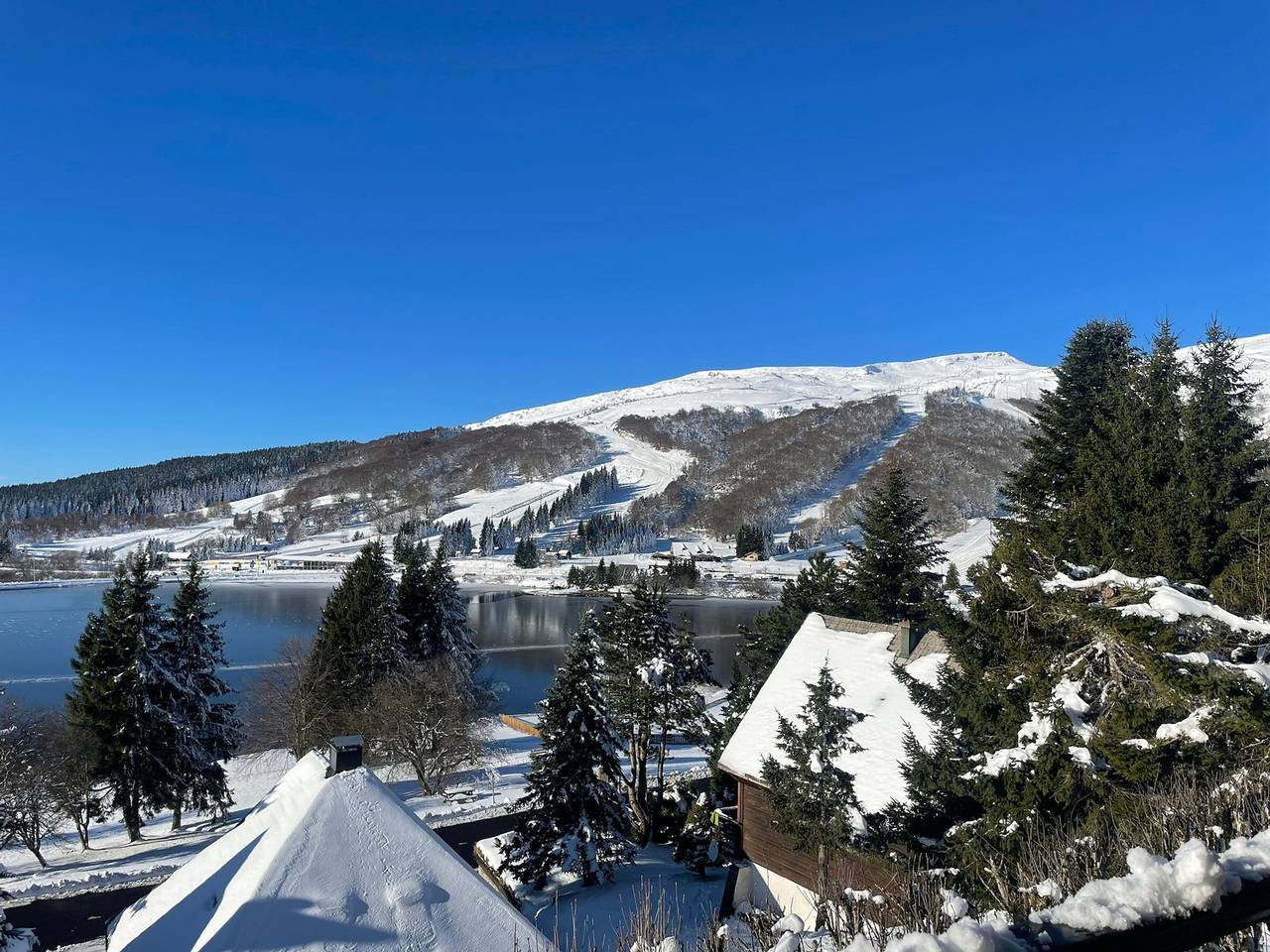 Chalet montagnard avec balcon, proche piste et centre in Super Besse, Besse-et-Saint-Anastaise