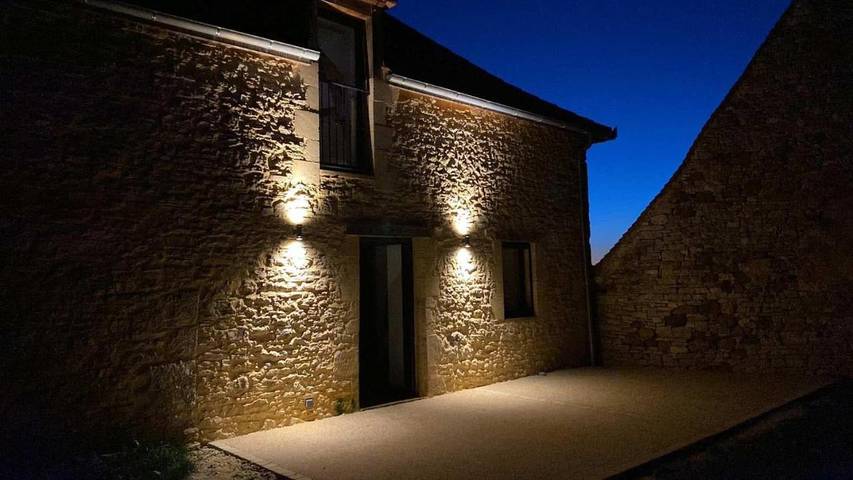 Location de vacances pour 6 personnes, avec jardin ainsi que vue et terrasse, animaux acceptés à Saint-Aubin-de-Nabirat