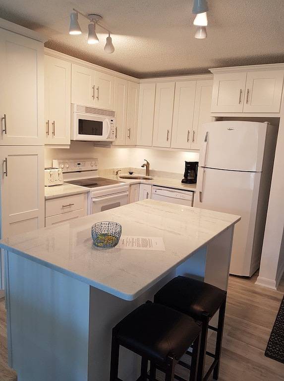 Ganze Wohnung, Im Herzen von Ocean Village. Mit privatem Strand, Tennis, Golf, Pools, etc ... in Fort Pierce, Hutchinson Island