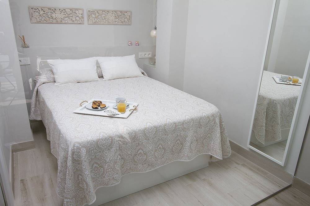 Apartamento entero, Apartamento Deluxe - Primera Linea Playa, Piscina, A/A, Wifi Y Parking Gratis in La Carihuela, Torremolinos
