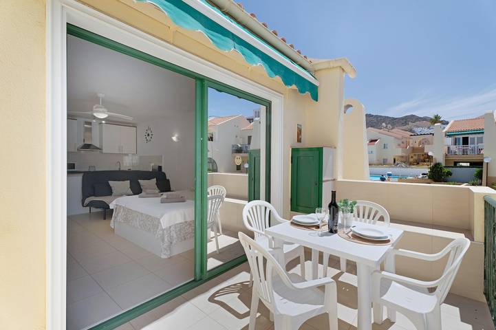 Apartamento entero, Apartamento de vacaciones 'Mareverde K130' con piscina compartida, balcón y Wi-Fi in Playa de Fañabé, Adeje