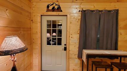 Log Cabin for 4 Guests in Fontana Lake, Swain County, Picture 3