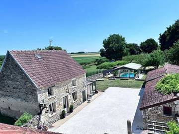 Gîte pour 12 personnes, avec piscine ainsi que vue et jardin, animaux acceptés à Lainsecq