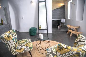Villa With Pool for 2 People in Finikia, Santorini, Photo 2