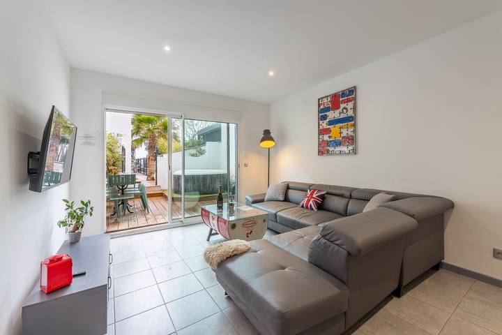 Location de vacances pour 7 personnes, avec Jacuzzi ainsi que Terrasse et Piscine au Grau-d'Agde