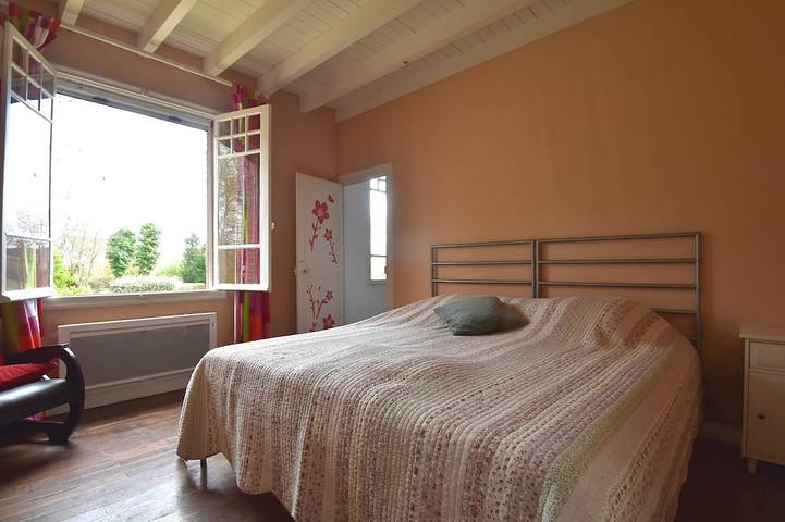 Location de vacances pour 10 personnes, avec terrasse ainsi que jardin et piscine dans Charrin - 2