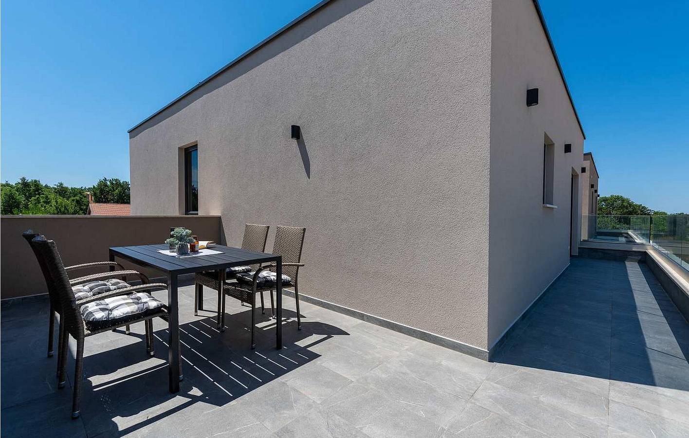 Ganze Ferienwohnung, Gemütlich, 2 km zum Strand: Modernes 1-Zimmer-Apartment mit WLAN, Terrasse und Parkplatz in Poreč, Grad Poreč