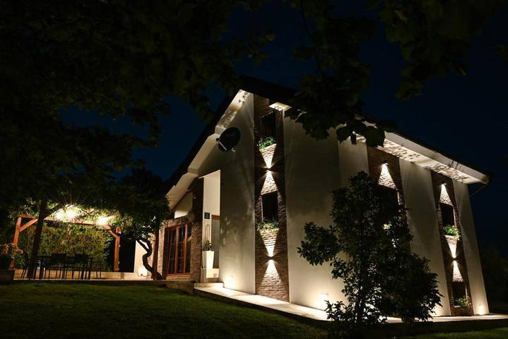 Ferienhaus für 6 Personen, mit Balkon und Whirlpool sowie Terrasse und Garten
