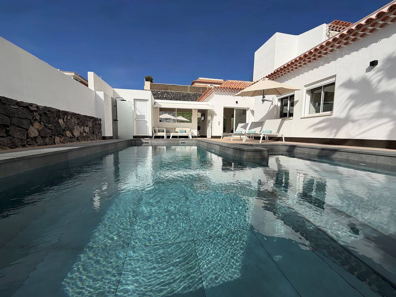 Villa esclusiva con piscina riscaldata, vista montagna, Wi-Fi e aria condizionata in Adeje, Tenerife Sud
