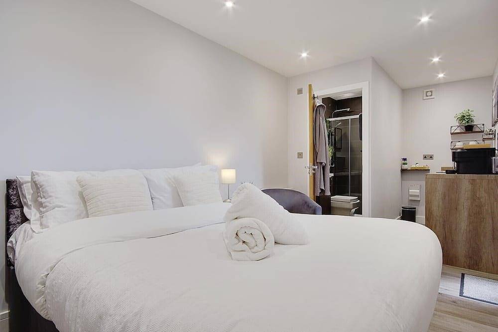 Entire apartment, A Petite Luxury Lodge with Outside Bath in St. Leonards and St. Ives, Dorset