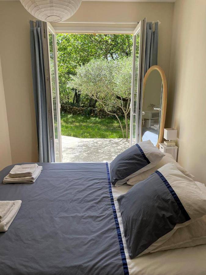 Chambre d’hôte pour 2 personnes, avec jardin ainsi que vue et terrasse à Vers-Pont-du-Gard