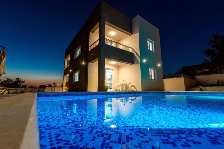 Appartement de vacances pour 4 personnes, avec jacuzzi ainsi que jardin et piscine