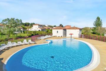 Gîte pour 6 personnes, avec piscine et vue sur le lac ainsi que terrasse et jardin à Homps
