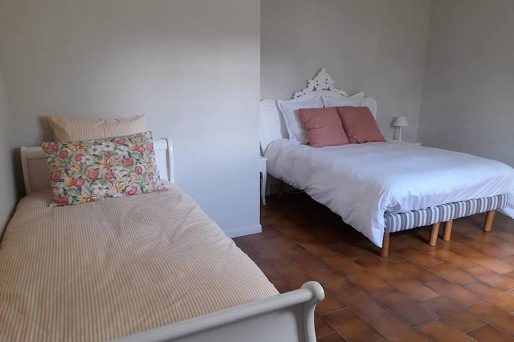 Location de vacances pour 4 personnes, avec terrasse ainsi que jardin et jacuzzi, animaux acceptés à Breze - 3