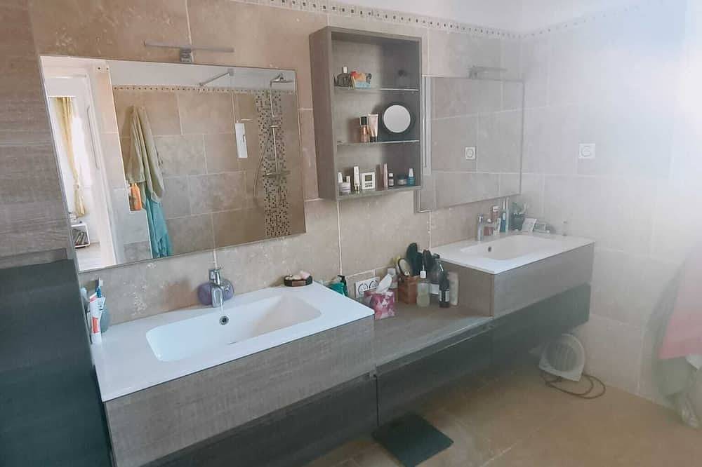 Comfortable family home with swimming pool, terrace and garden at the foot of the Alpilles mountains. in Sénas, Arles region