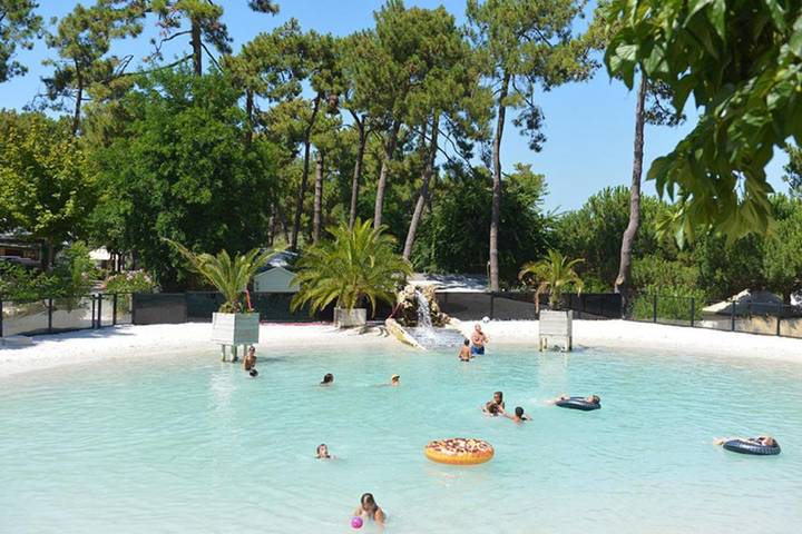 Camping pour 4 personnes, avec piscine ainsi que terrasse et jardin, animaux acceptés