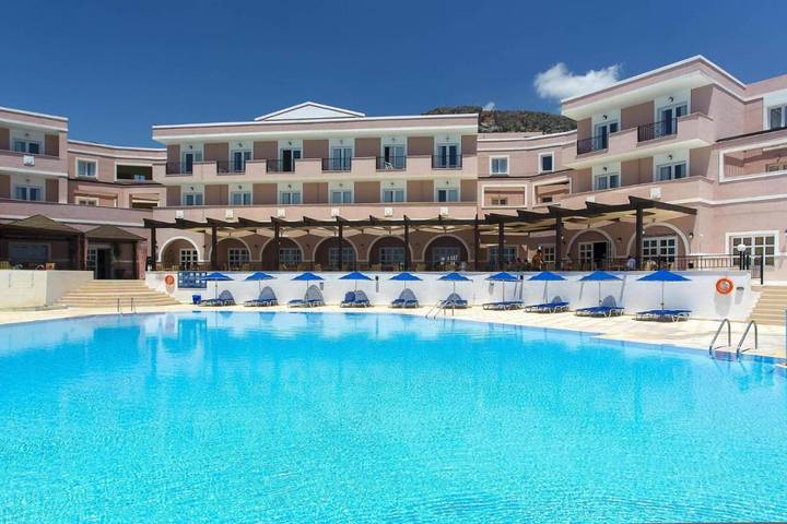 Hôtel pour 3 personnes, avec Balcon et Terrasse ainsi que Jardin et Piscine