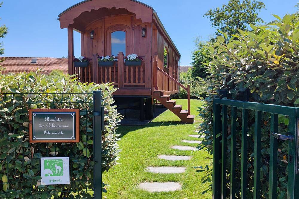 Gîte insolite en Champagne- Roulotte des Cahouriaux - 2 personnes in Nanteuil-la-Forêt, Parc naturel régional de la Montagne de Reims