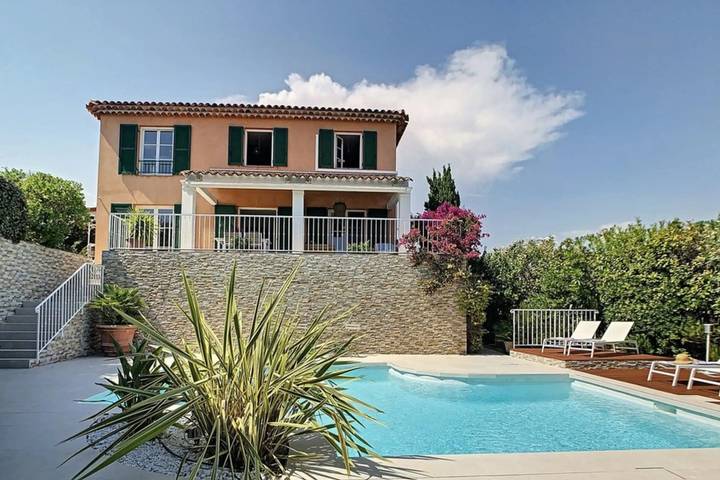 Villa pour 8 personnes, avec piscine ainsi que vue sur l’océan et terrasse