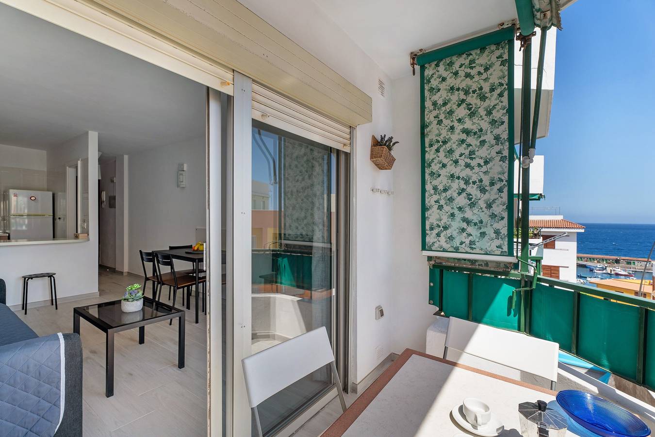 Apartamento entero, Apartamento de vacaciones 'La Concha' con vistas al mar, piscina compartida y balcón in Aroba, Candelaria