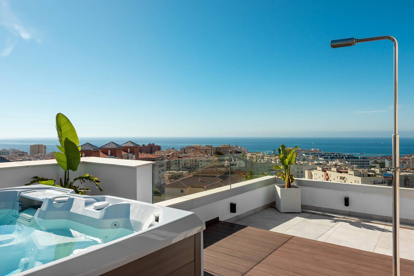 Appartement entier, Appartement de vacances « Penthouse avec vue sur l’océan » avec Wi-Fi et climatisation in Estepona, Costa del Sol