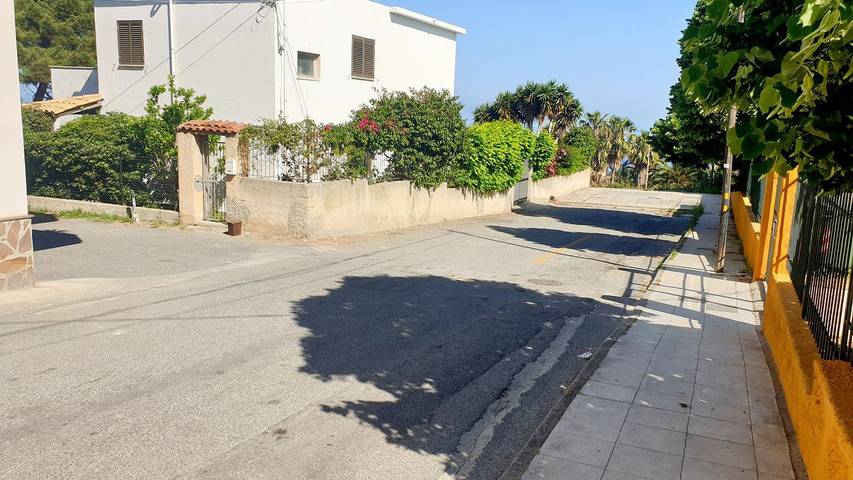 Casa vacanza per 8 persone, con balcone e giardino in Calabria