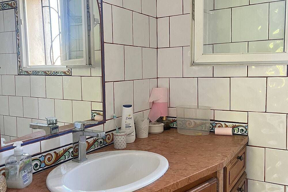 Holiday Home 'Romaine' with Private Terrace and Wi-Fi in La Roque-d'Anthéron, Aix-en-Provence region