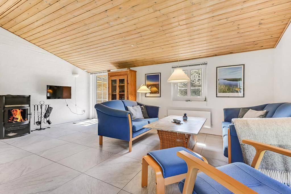 Beautiful thatched house with 2 terraces, 3 bedrooms and a hobby room with foosball in Vester Husby, Husby