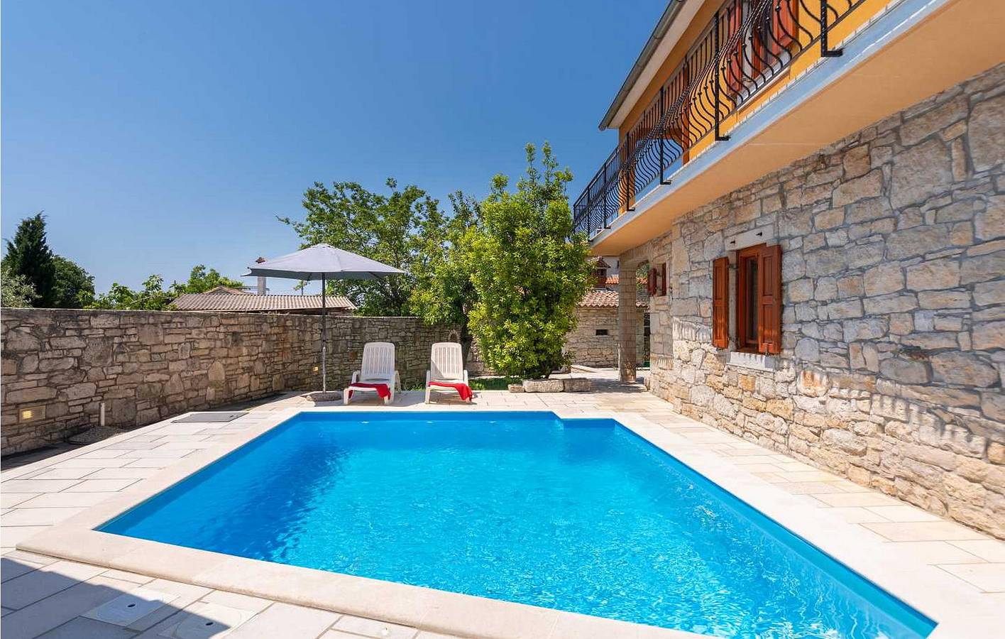 Charmante 2-Zimmer-Wohnung mit Pool und Terrasse, in der Nähe von Tomaževa Konoba in Zentralistrien